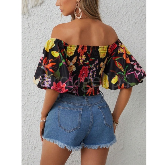 Off the Shoulder Floral Puff Sleeve Shirred Sweetheart Neck Crop Top in Black - Picture 3 of 6